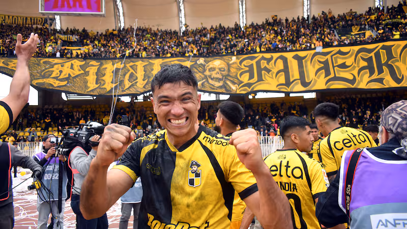 Lucas Assadi a punto de marcar su gol con la camiseta de Universidad de Chile en la victoria 2–1 sobre Alianza Lima por la Copa Sudamericana 2025 en Coquimbo.