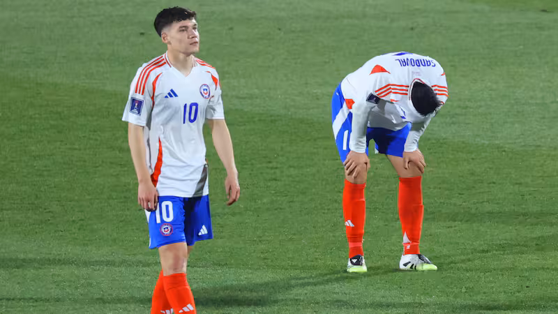 Lucas Assadi a punto de marcar su gol con la camiseta de Universidad de Chile en la victoria 2–1 sobre Alianza Lima por la Copa Sudamericana 2025 en Coquimbo.