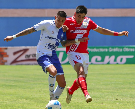 Disputa del balón entre Copiapó y Antofagasta en el empate 1-1