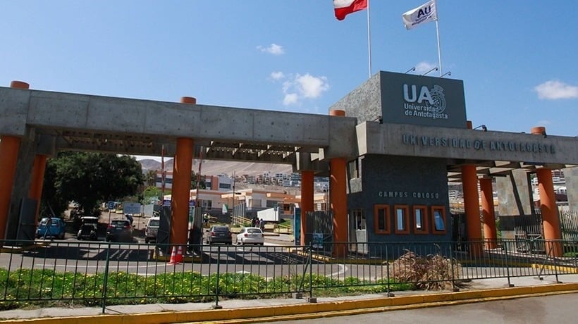 Autoridades del Servicio de Salud Antofagasta inspeccionan una de las nuevas ambulancias Mercedes-Benz Sprinter equipadas con tecnología de emergencia avanzada.