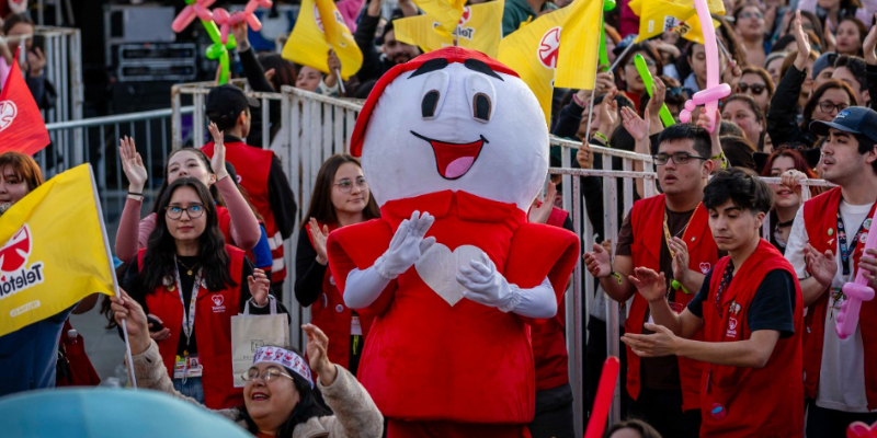gira-teleton-antofagasta-2025.jpg Jugadores de Cobreloa celebran el triunfo, mientras los jugadores de Recoleta se lamentan por los errores defensivos.