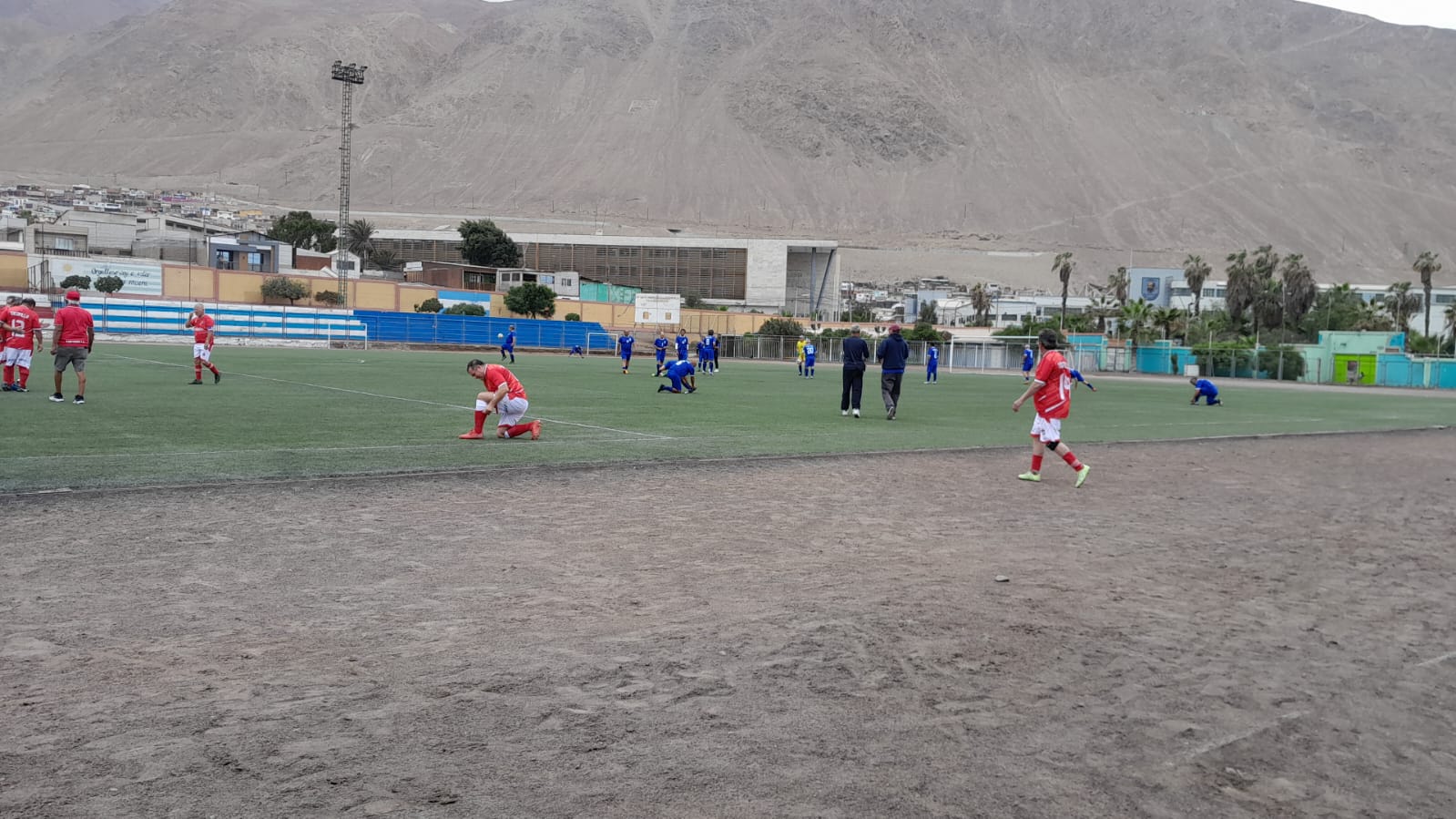 Funcionarios de Sernapesca y Armada fiscalizando plantas de procesamiento de algas en Taltal durante la incautación de 2,4 toneladas de huiro negro ilegal.