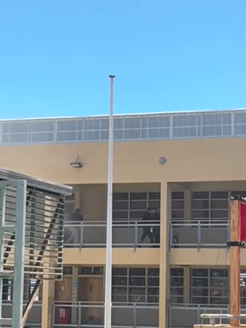 Estudiantes y vecinos de Taltal participando en la jornada de limpieza de playas 2025, organizada por la municipalidad junto a instituciones públicas y privadas.