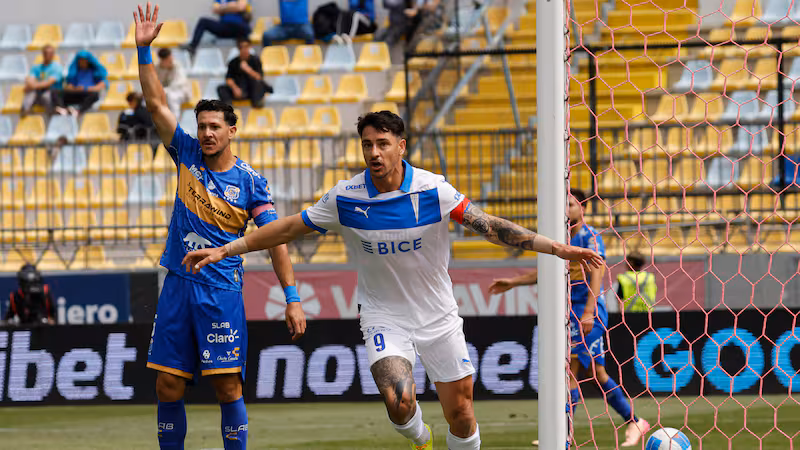 Lucas Assadi a punto de marcar su gol con la camiseta de Universidad de Chile en la victoria 2–1 sobre Alianza Lima por la Copa Sudamericana 2025 en Coquimbo.