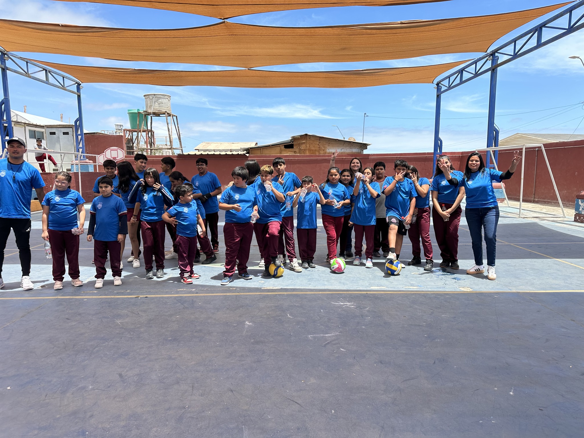 Vecinos y niños observan a los perritos en adopción junto al equipo de la Oficina de Bienestar Animal durante la jornada en la Plaza Prat de Taltal.