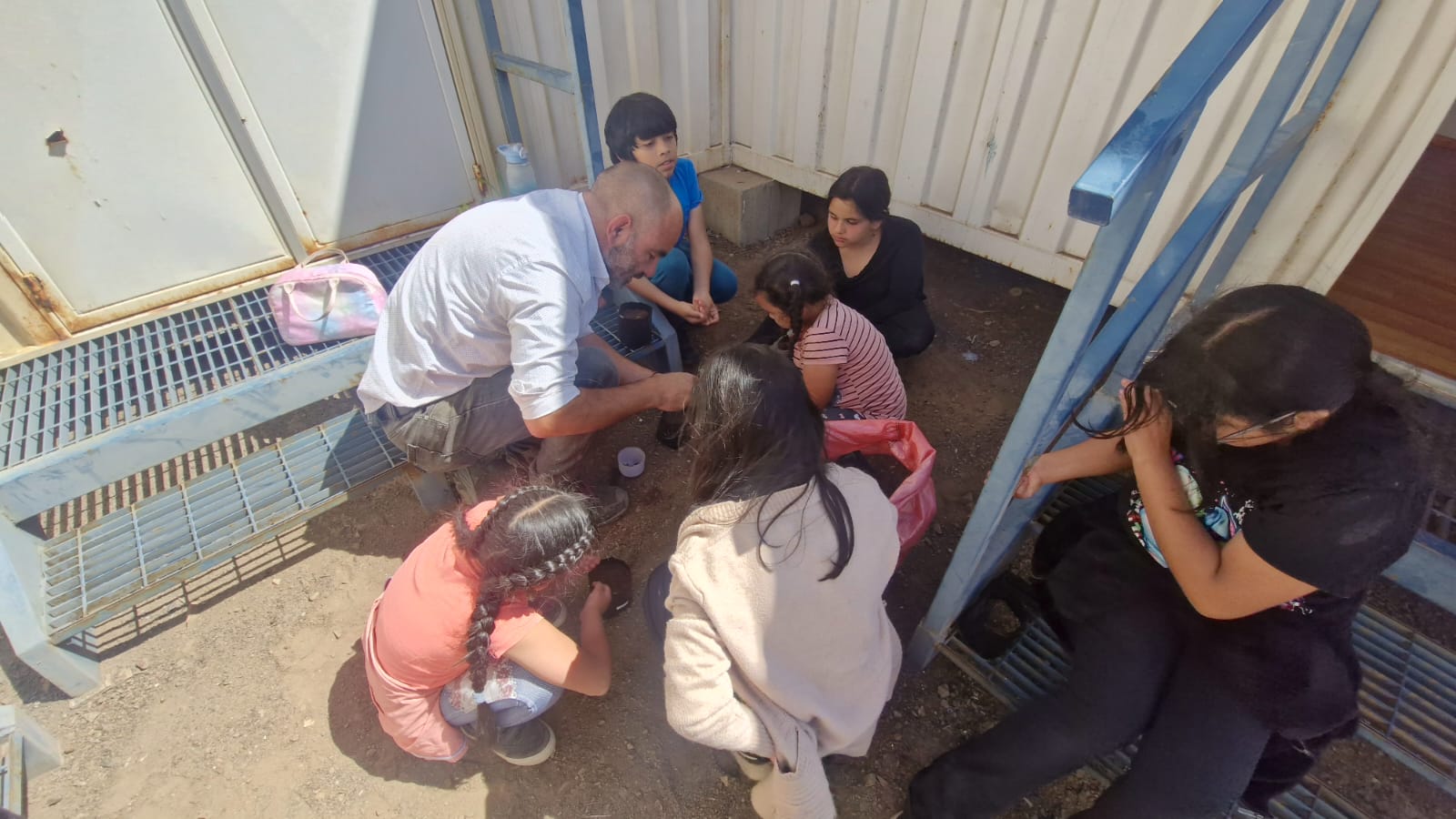Participantes del taller “Mi Primera Semilla” preparan sus primeras macetas guiados por un monitor ambiental, fomentando el amor por la naturaleza.