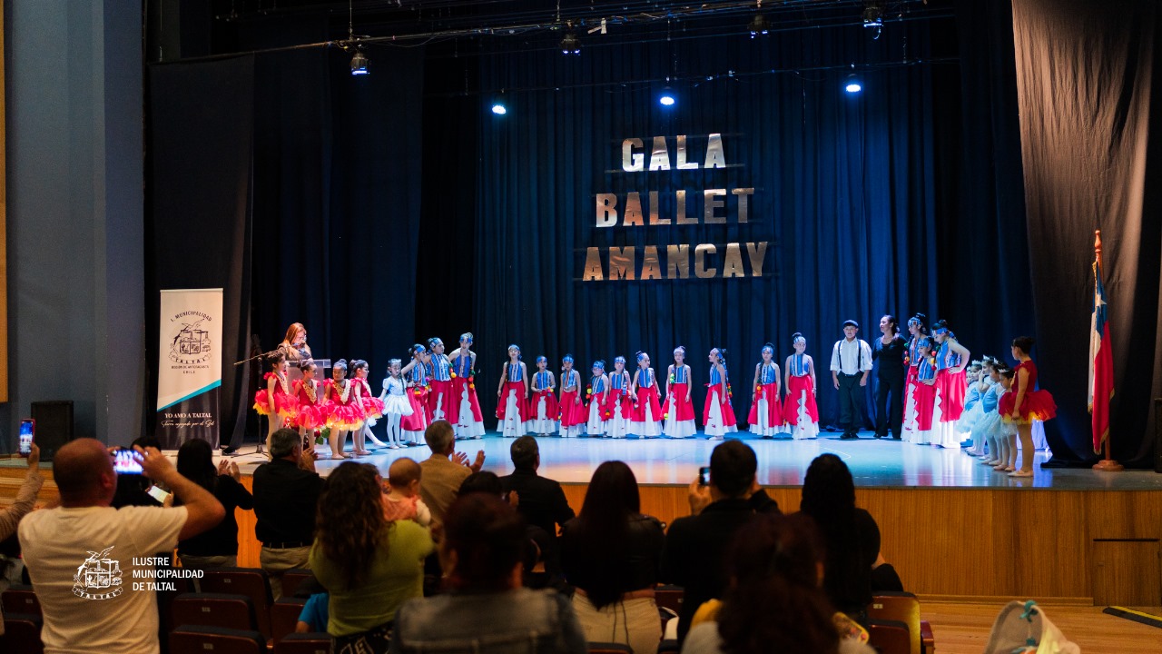 Pequeñas bailarinas del Taller de Baby Ballet de Taltal realizan su coreografía final durante la gala municipal 2025.