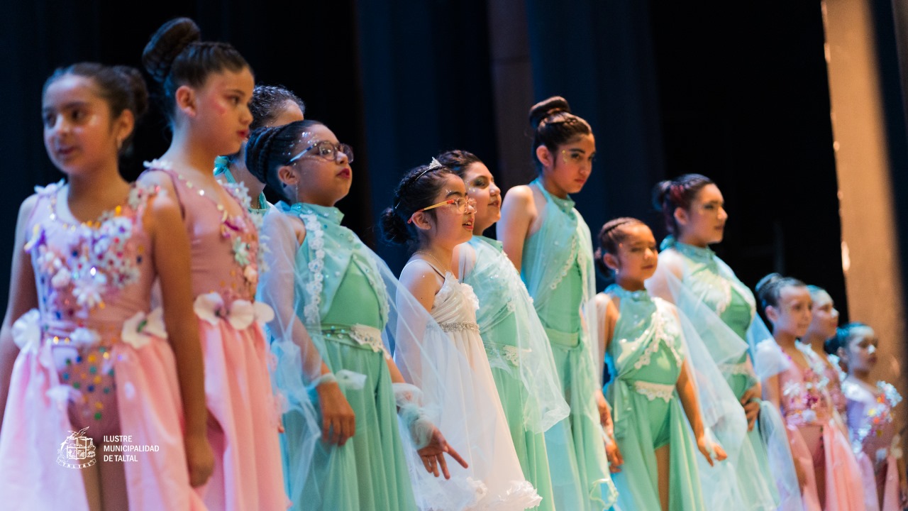 Integrantes del Ballet Folclórico Amancay interpretan una coreografía contemporánea en la Gala de Danza Municipal 2025 de Taltal.