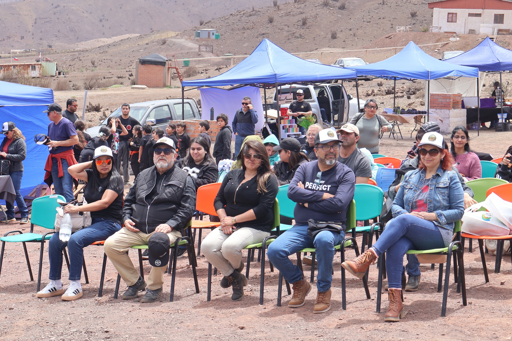 Vecinos y visitantes disfrutan de las actividades culturales de AgroTaltal 2025 en El Hueso, junto a carpas y stands de emprendedores locales.