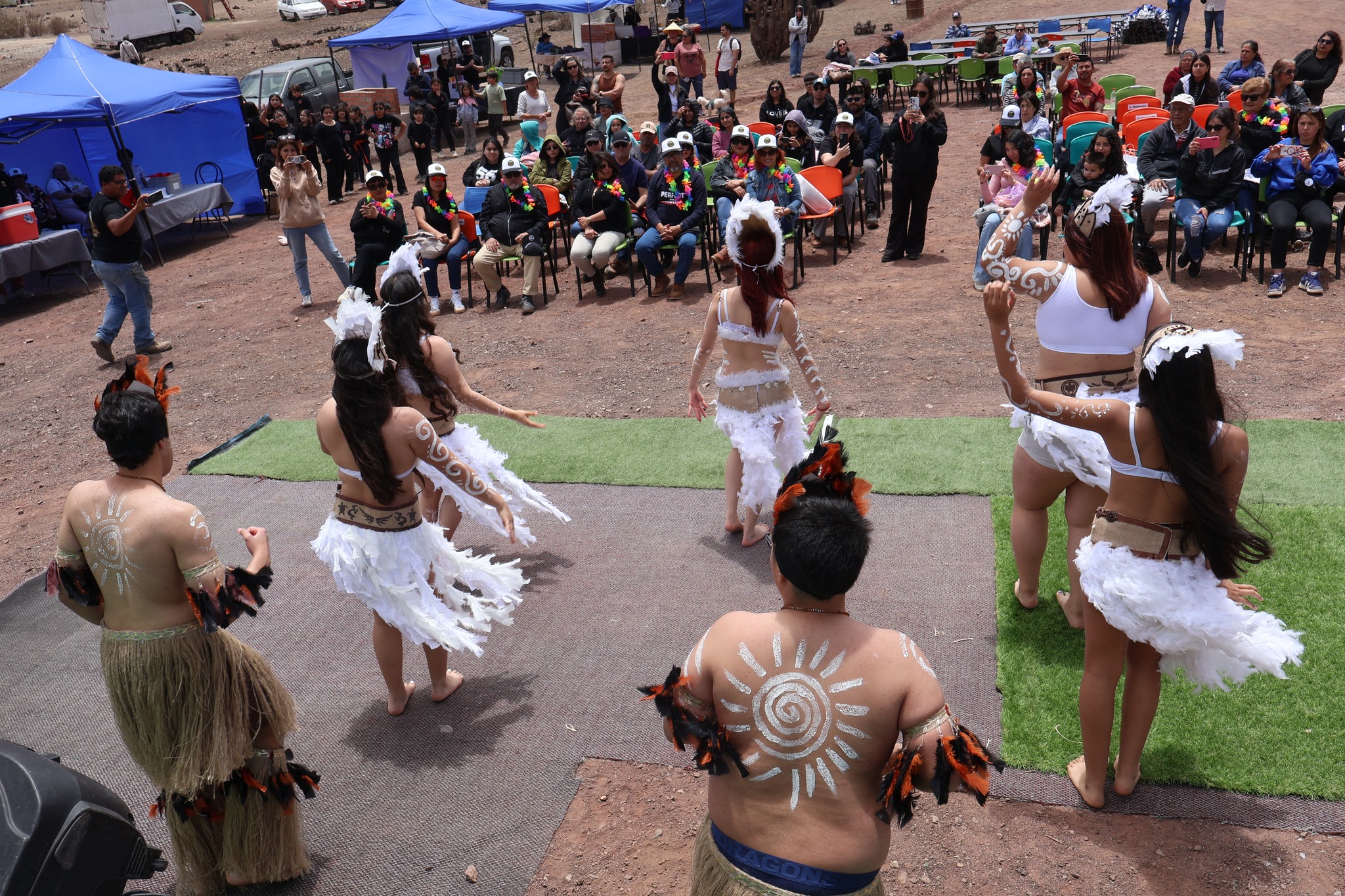 Vista general del público y elenco artístico durante el espectáculo cultural de AgroTaltal 2025, realizado en la comunidad de El Hueso, Taltal.