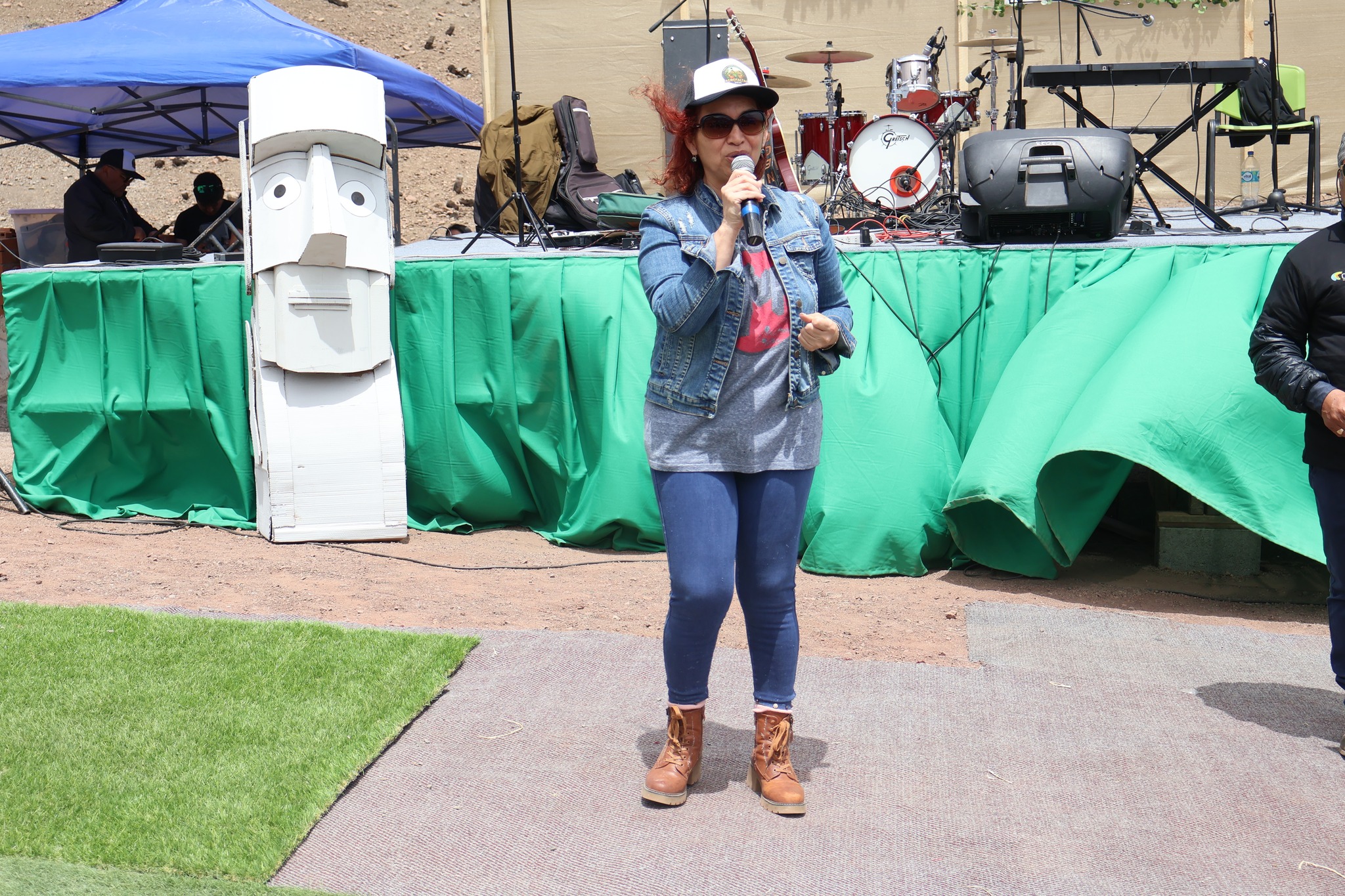 Administradora municipal entrega mensaje de bienvenida en el escenario principal de AgroTaltal 2025, durante la jornada en El Hueso.