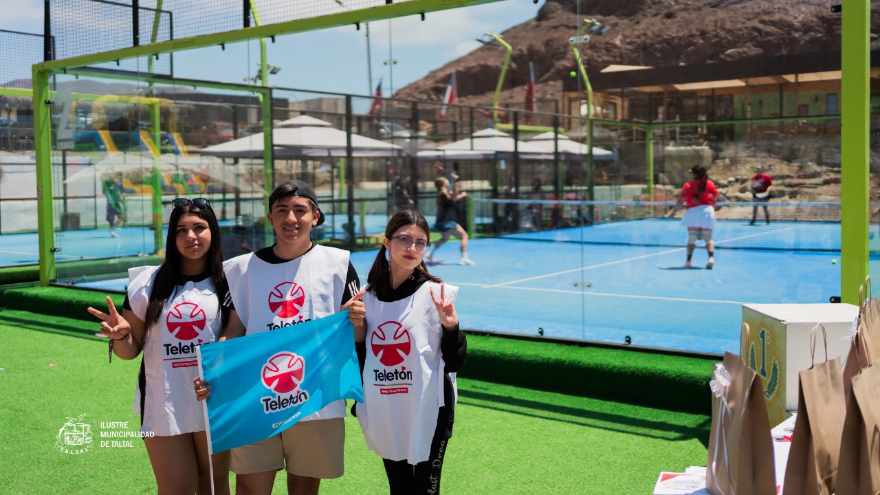 Voluntarios de Teletón Taltal posando junto a la cancha de pádel.