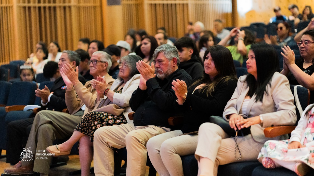 Público taltalino disfrutando la Gala Ballet Amancay 2025 en el Centro Cultural, en una jornada llena de emoción y talento local.