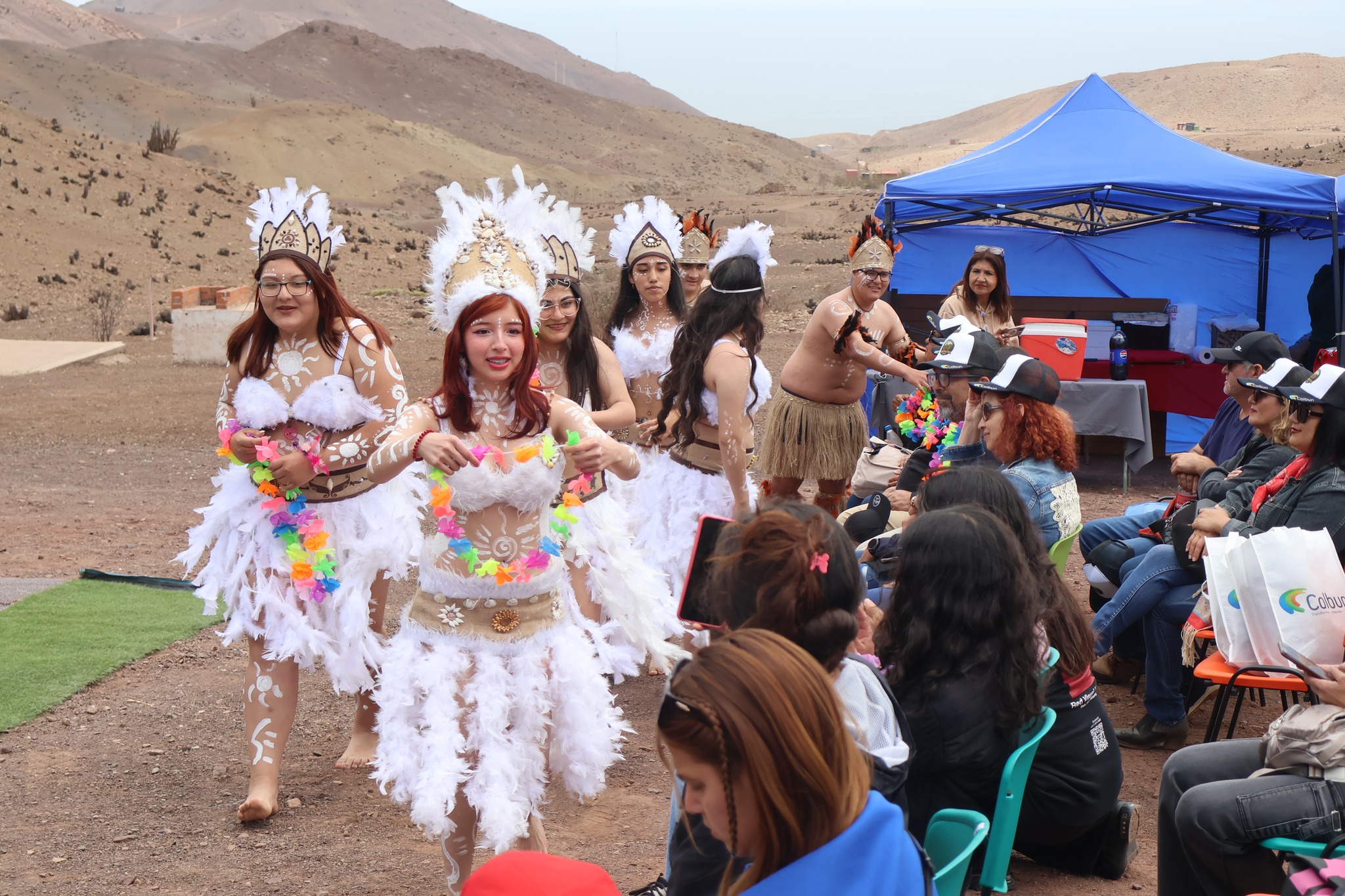 Grupo artístico presenta colorida danza polinésica frente al público de AgroTaltal 2025, en una jornada llena de cultura y tradición.