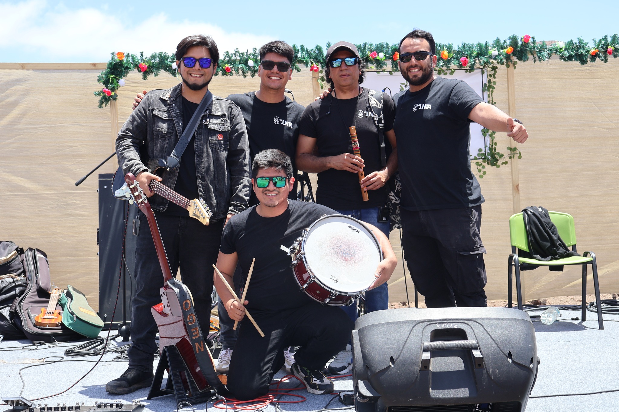 Integrantes del grupo “La Junta” posan tras su presentación musical en la feria AgroTaltal 2025.