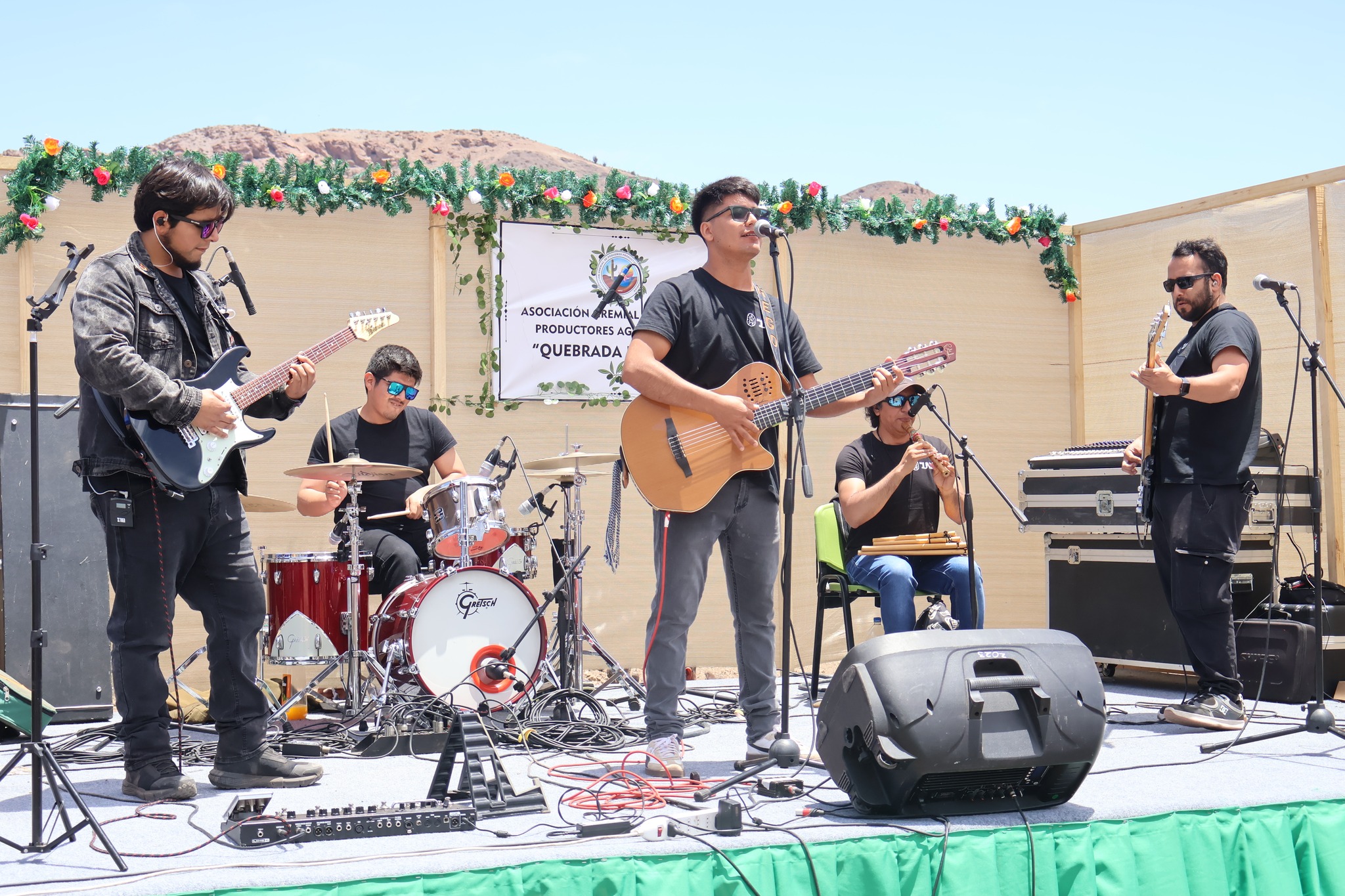 Grupo local “La Junta” interpreta música nortina en el escenario principal de AgroTaltal 2025 en El Hueso.