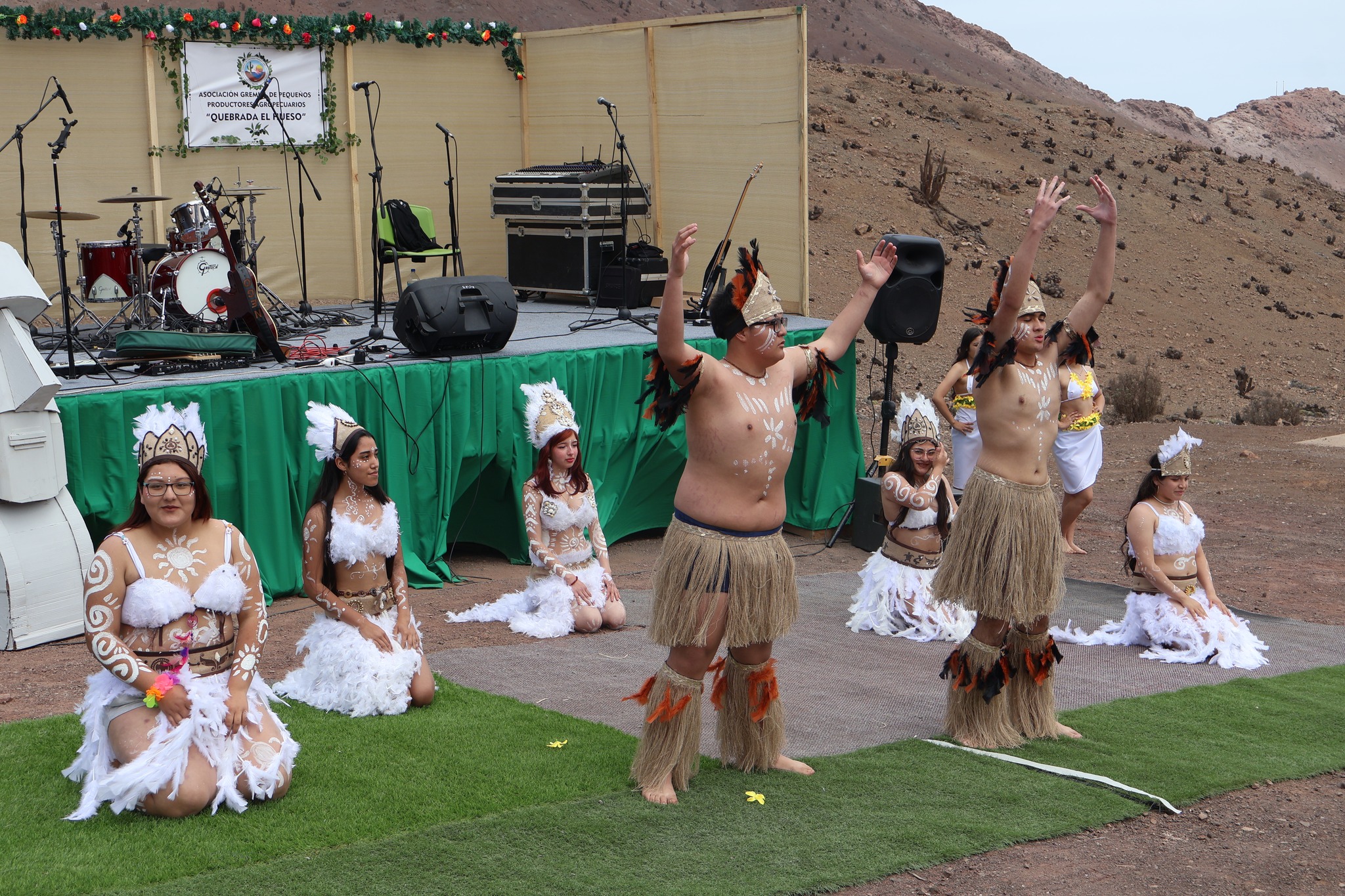 Jóvenes realizan danza tradicional polinésica frente al escenario principal de AgroTaltal 2025 en El Hueso, en homenaje a la cultura y el folclor.