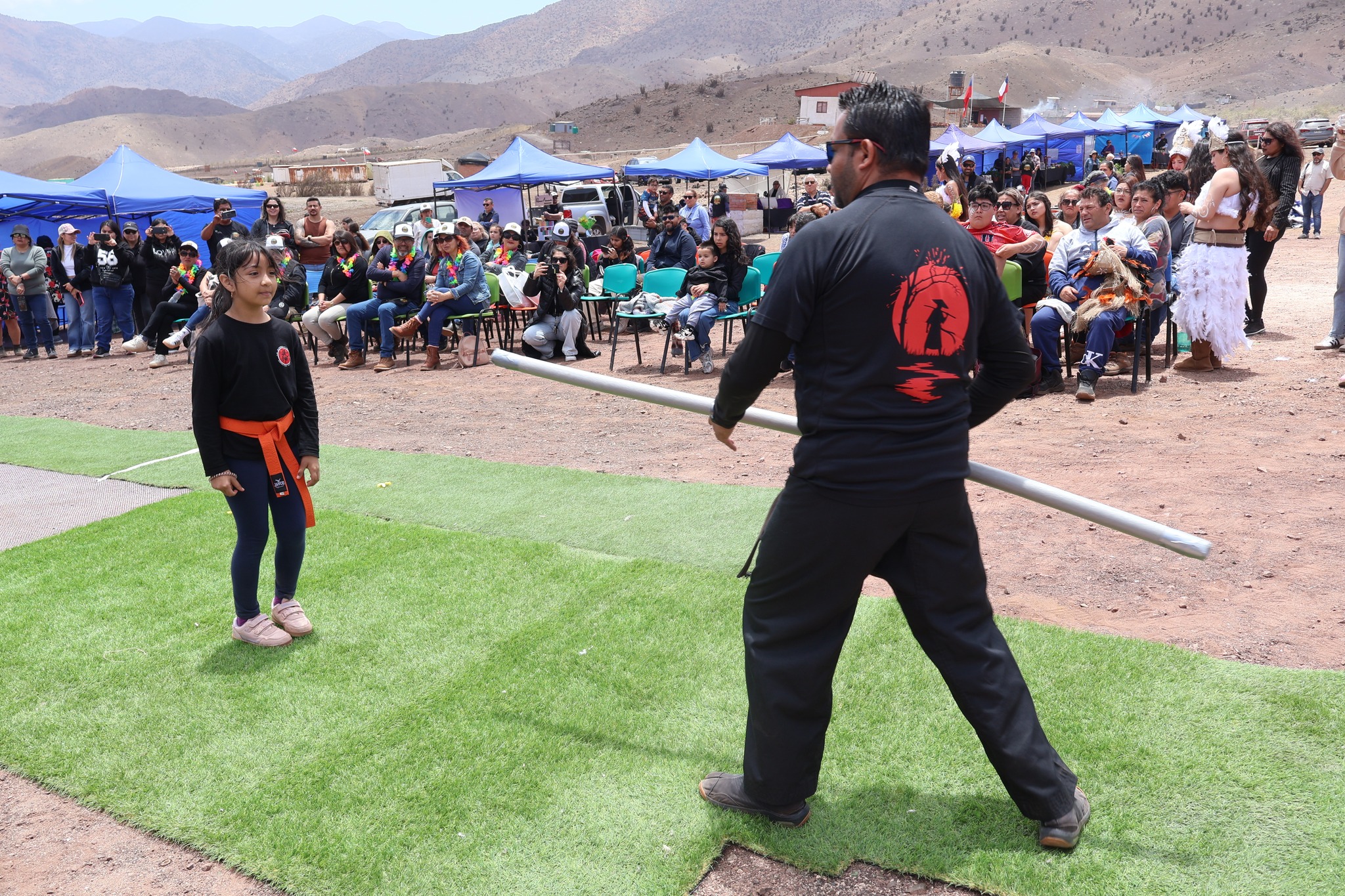 Niña participante del taller de artes marciales enfrenta una rutina de defensa personal ante la mirada del público en AgroTaltal 2025.
