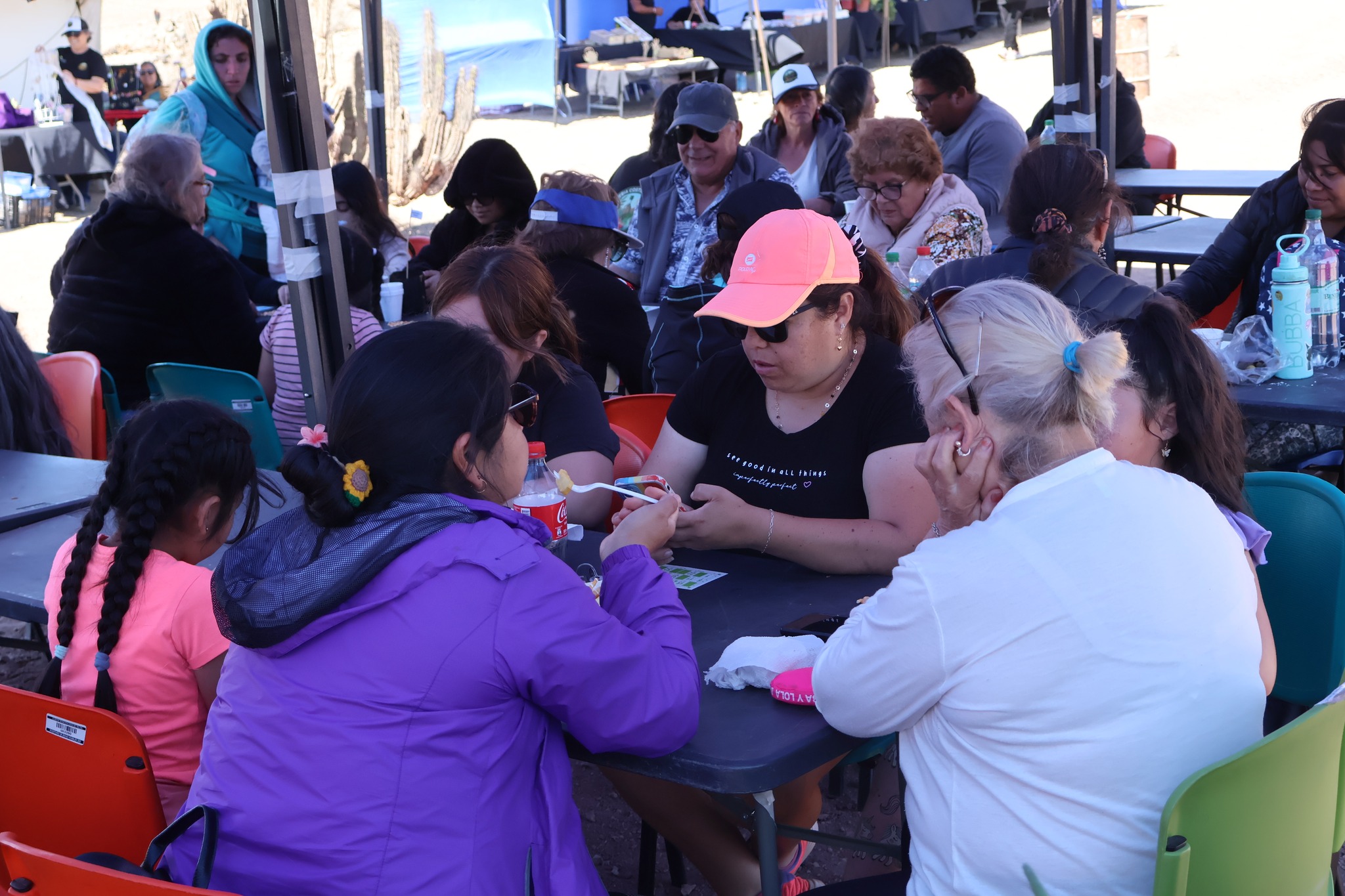 Familias y adultos mayores disfrutan de la Lota Comunitaria en El Hueso, parte del cierre de actividades de la feria costumbrista AgroTaltal 2025.