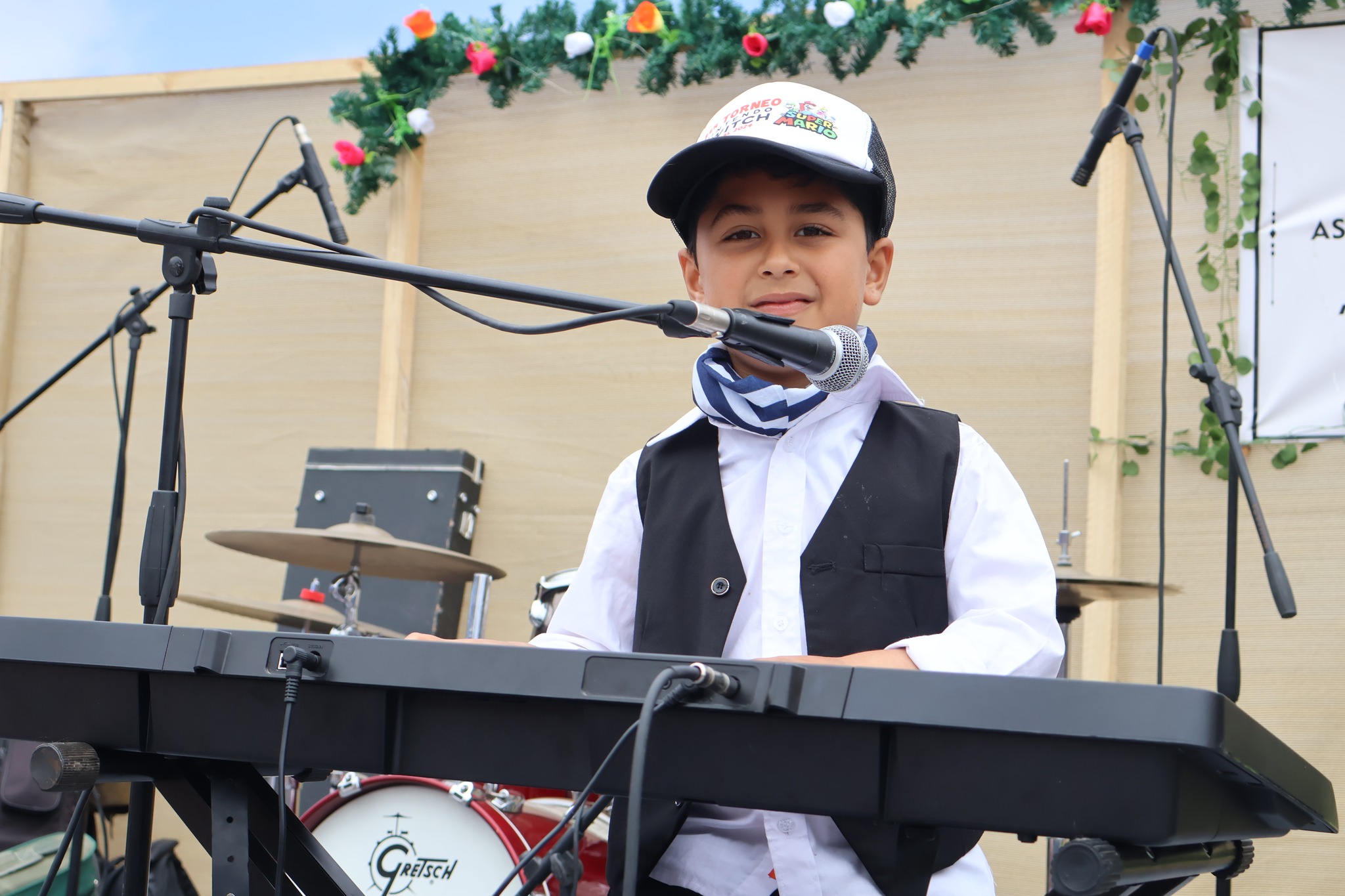 Joven pianista local interpreta una melodía en el escenario de AgroTaltal 2025, como parte del programa artístico del evento rural en El Hueso.