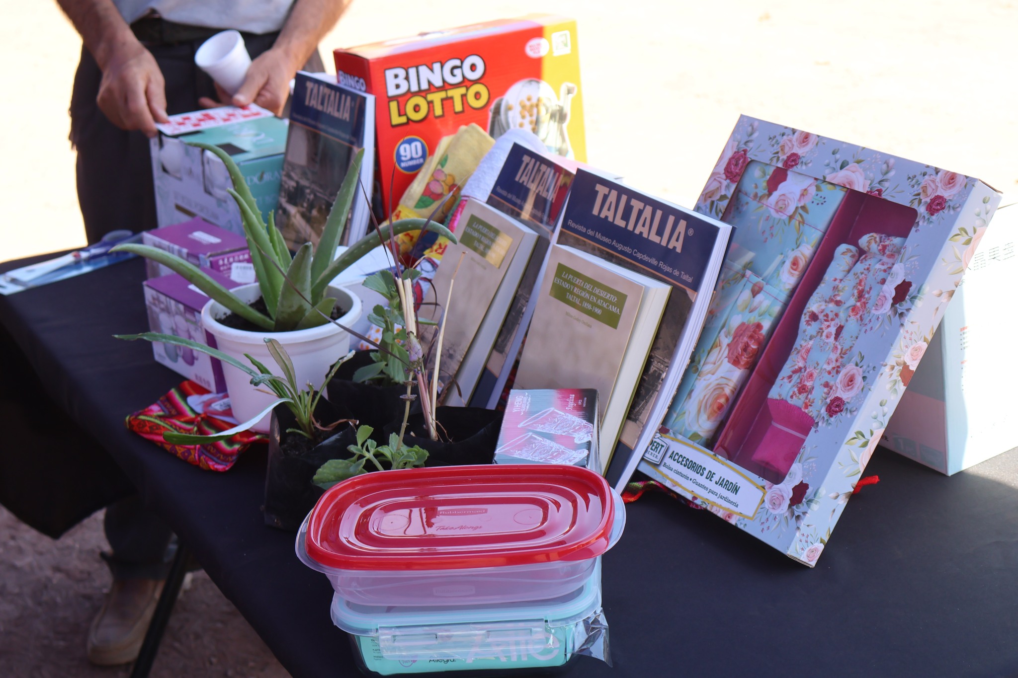 Productora rural expone aceites naturales y plantas medicinales como parte de AgroTaltal 2025 en El Hueso.