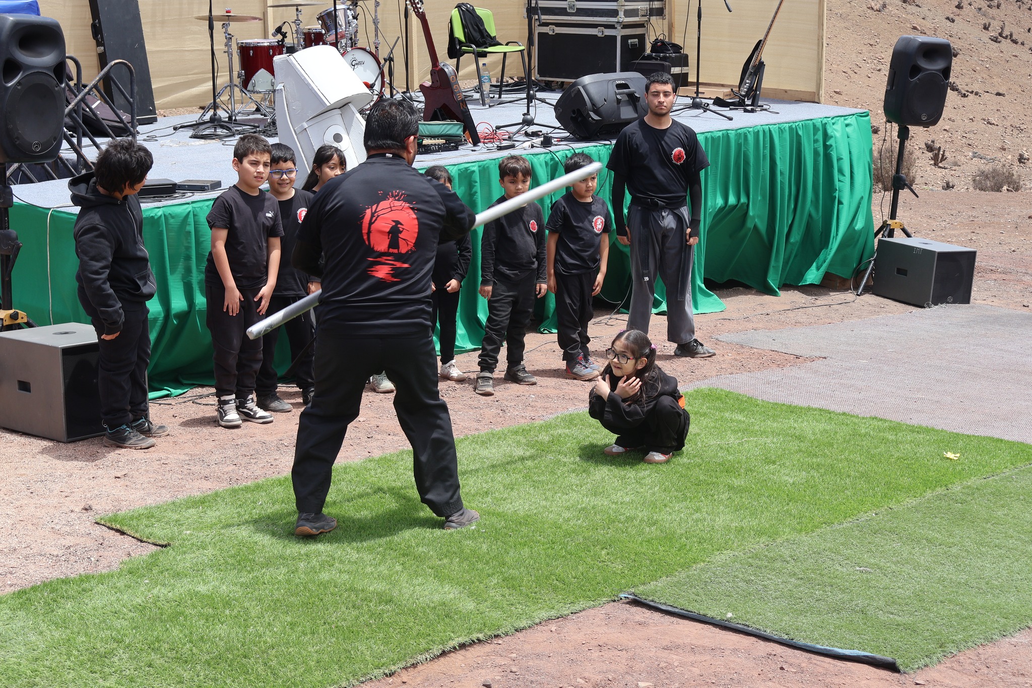 Exhibición infantil de artes marciales con participación de niños y niñas de talleres municipales en la feria costumbrista AgroTaltal 2025.