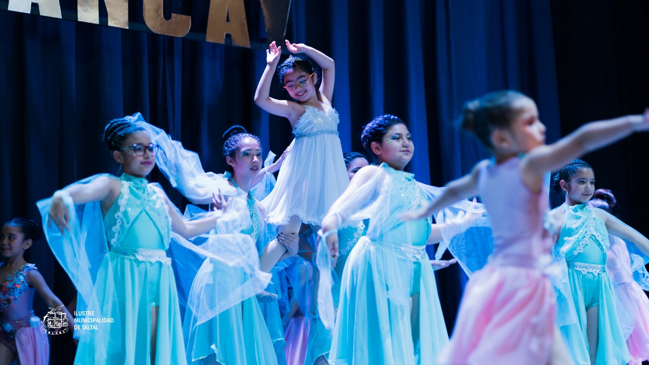 Bailarinas del Ballet Amancay y Baby Ballet desfilan juntas sobre el escenario al cierre de la Gala de Danza Municipal 2025.