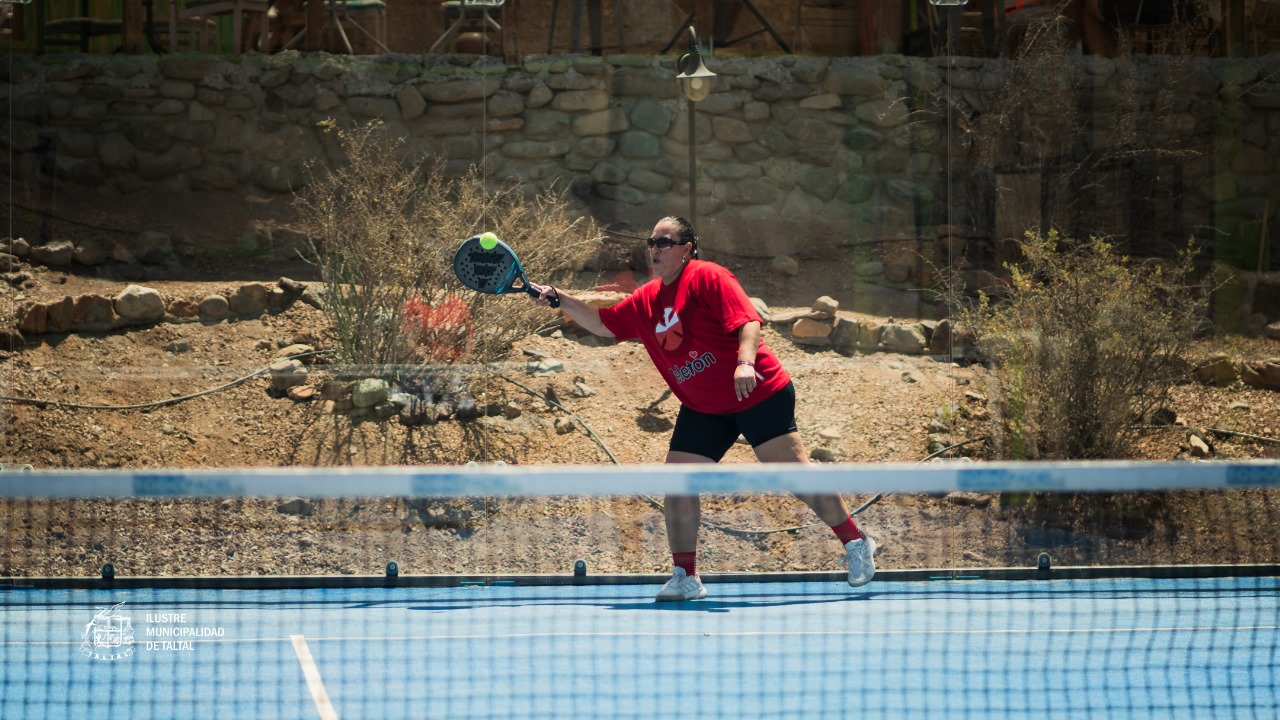 Competidora devolviendo un saque en el campeonato Teletón.