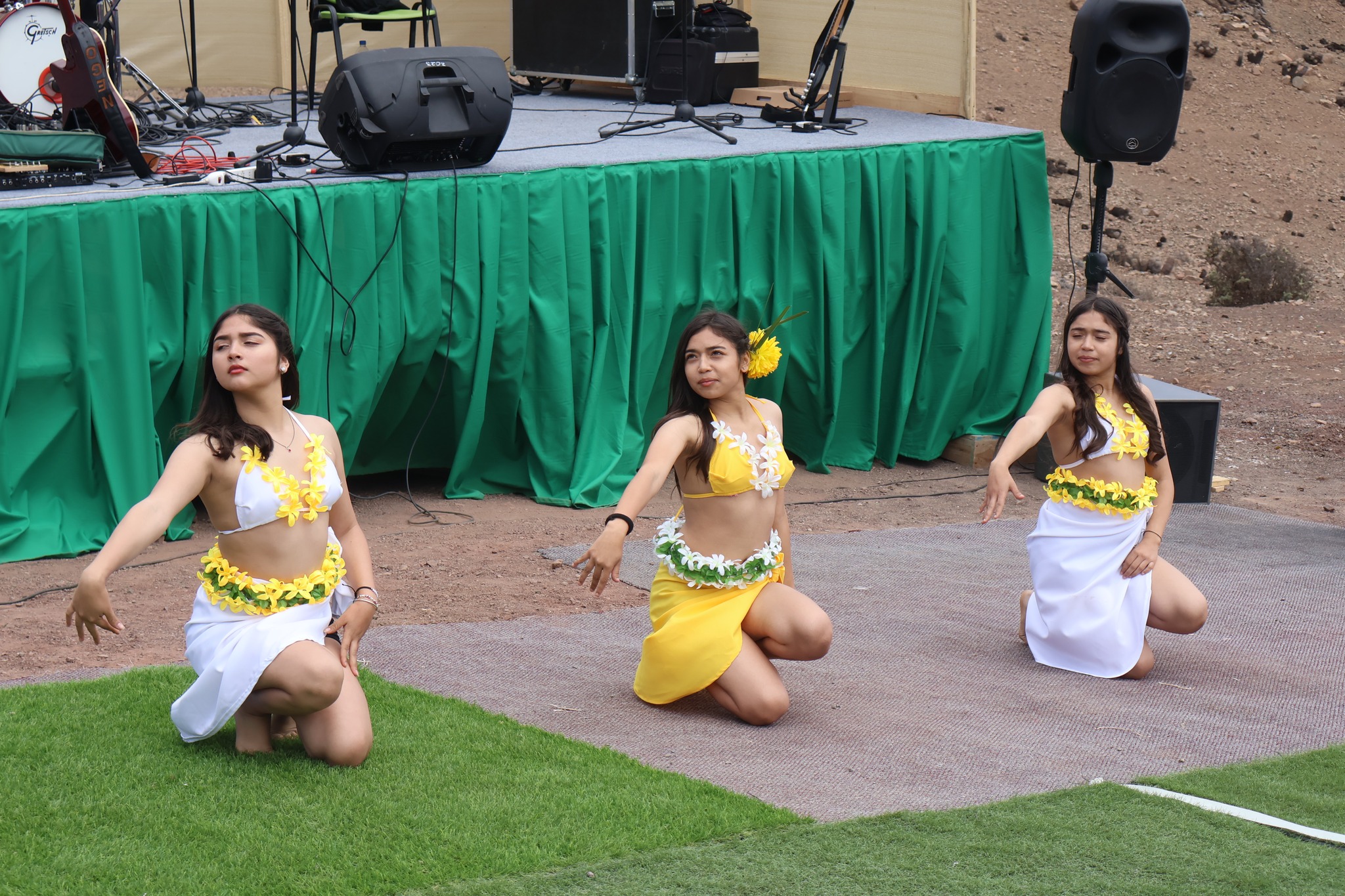 Bailarinas interpretan coreografía con vestuario floral durante la feria costumbrista AgroTaltal 2025, destacando la participación juvenil.