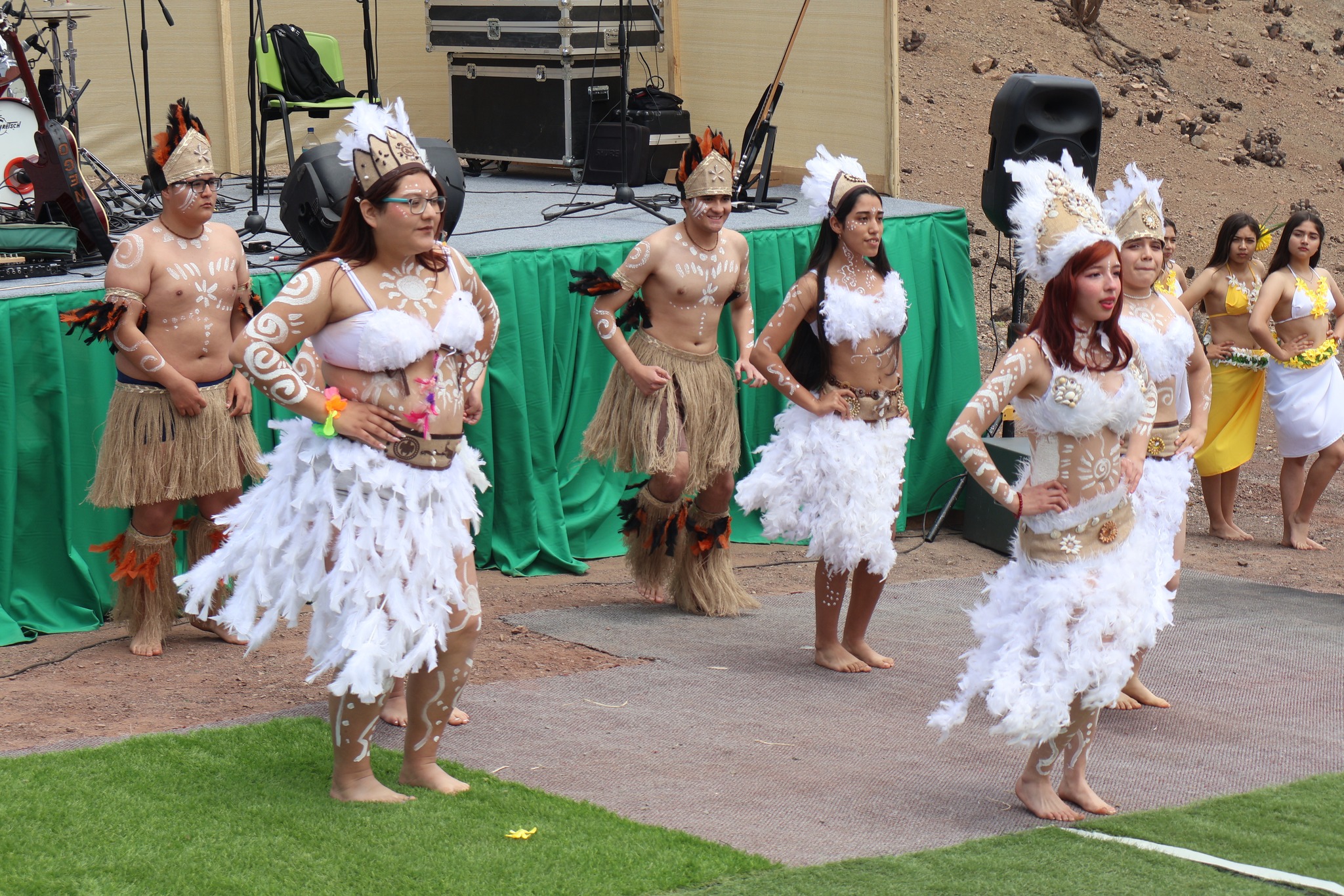 Ballet costumbrista local interpreta danza polinésica con trajes de plumas y pintura corporal, durante la presentación final de AgroTaltal 2025.