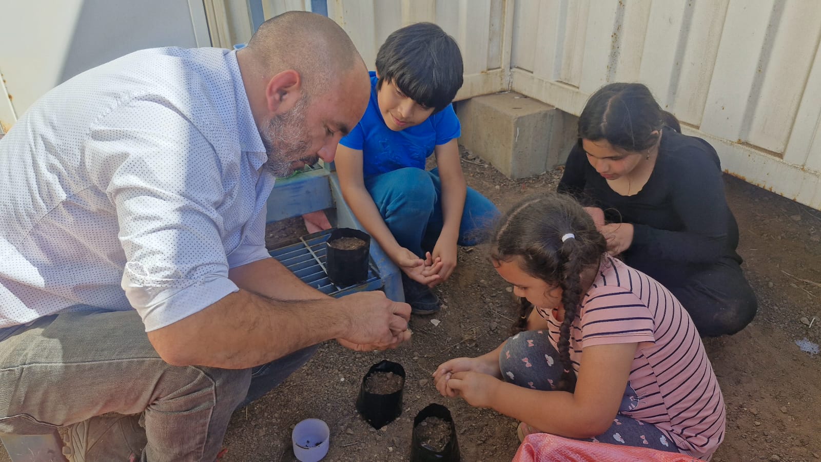 Niños y niñas aprenden sobre siembra y cuidado de plantas durante el taller educativo “Mi Primera Semilla” en AgroTaltal 2025.