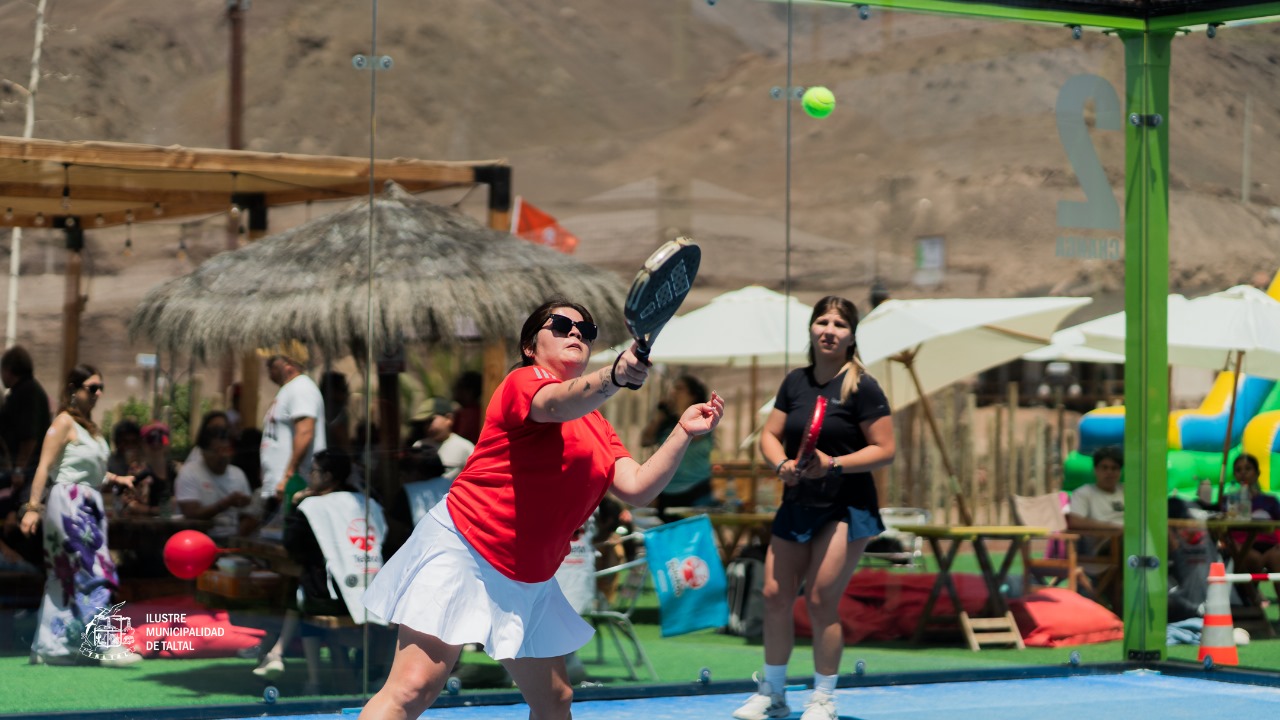 Participante con camiseta roja impactando la pelota.