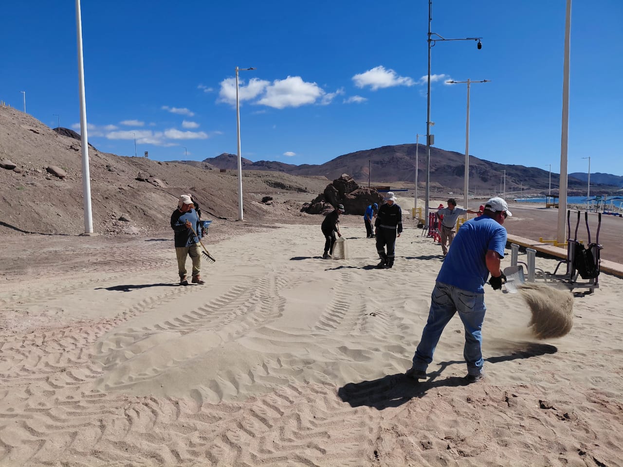 Equipos municipales trabajan en el mejoramiento de accesos y zonas de ejercicios en Playa Tierra del Moro, comuna de Taltal.