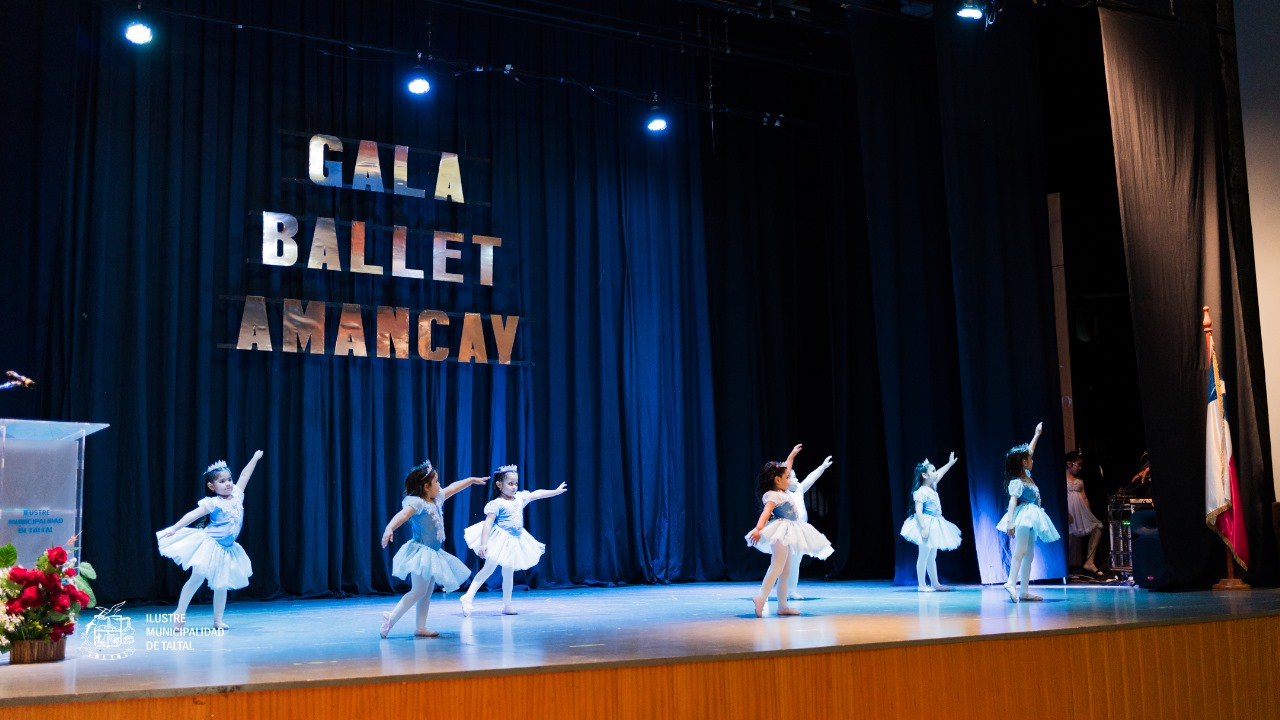 Pequeñas bailarinas del Taller de Baby Ballet de Taltal realizan su coreografía final durante la gala municipal 2025.