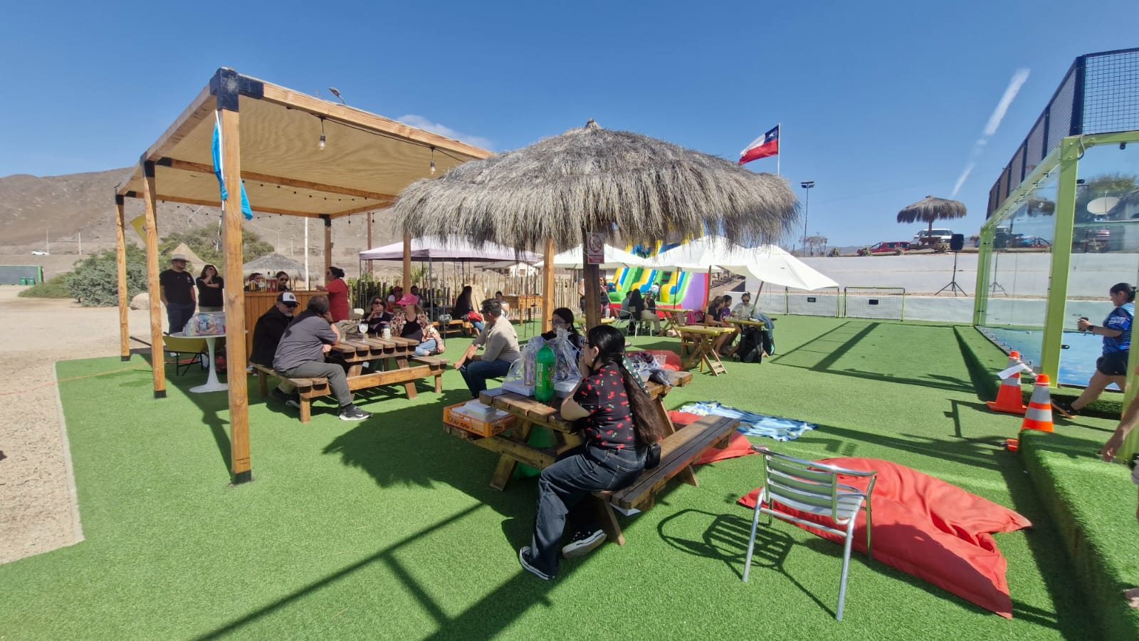 Momento del juego en cancha con fondo de Caleta Hueso.