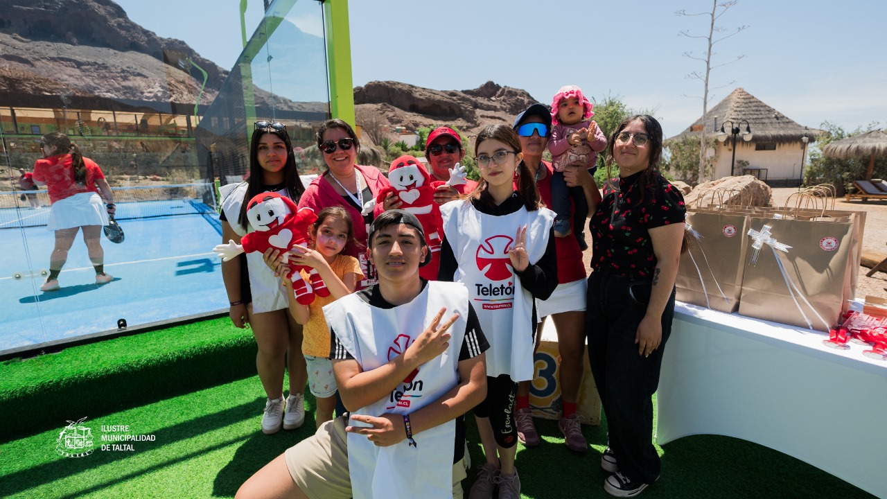 Grupo de voluntarios y familias mostrando peluches de la Teletón.