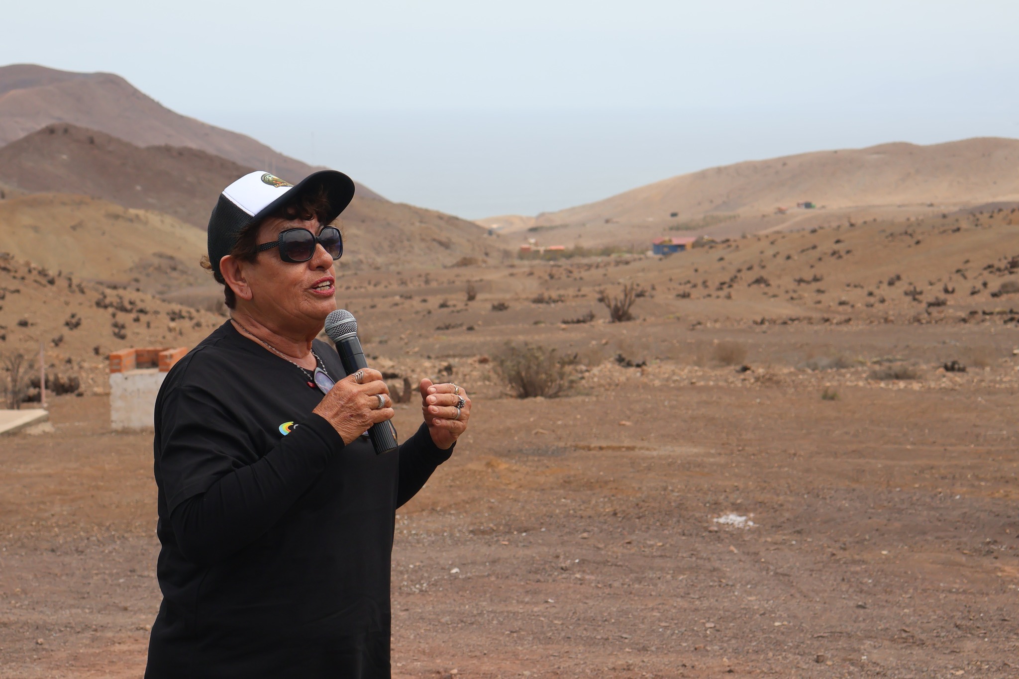 Líder de la Asociación de Pequeños Agropecuarios El Hueso se dirige a la comunidad, con vista panorámica al valle y cerros de la zona rural de Taltal.