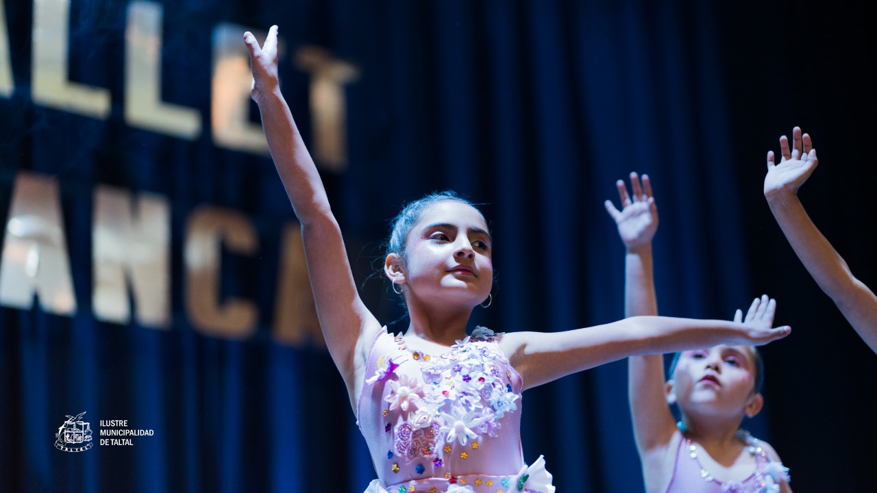 Niñas del Taller Municipal de Baby Ballet levantan los brazos en su coreografía “Arcoíris de Ensueño” en la Gala de Danza 2025.