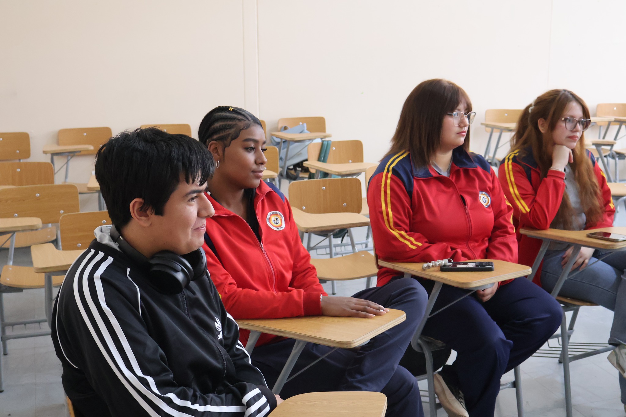 Estudiantes del Liceo Politécnico José Miguel Quiroz participan en entrevistas de habilidades junto al equipo municipal.