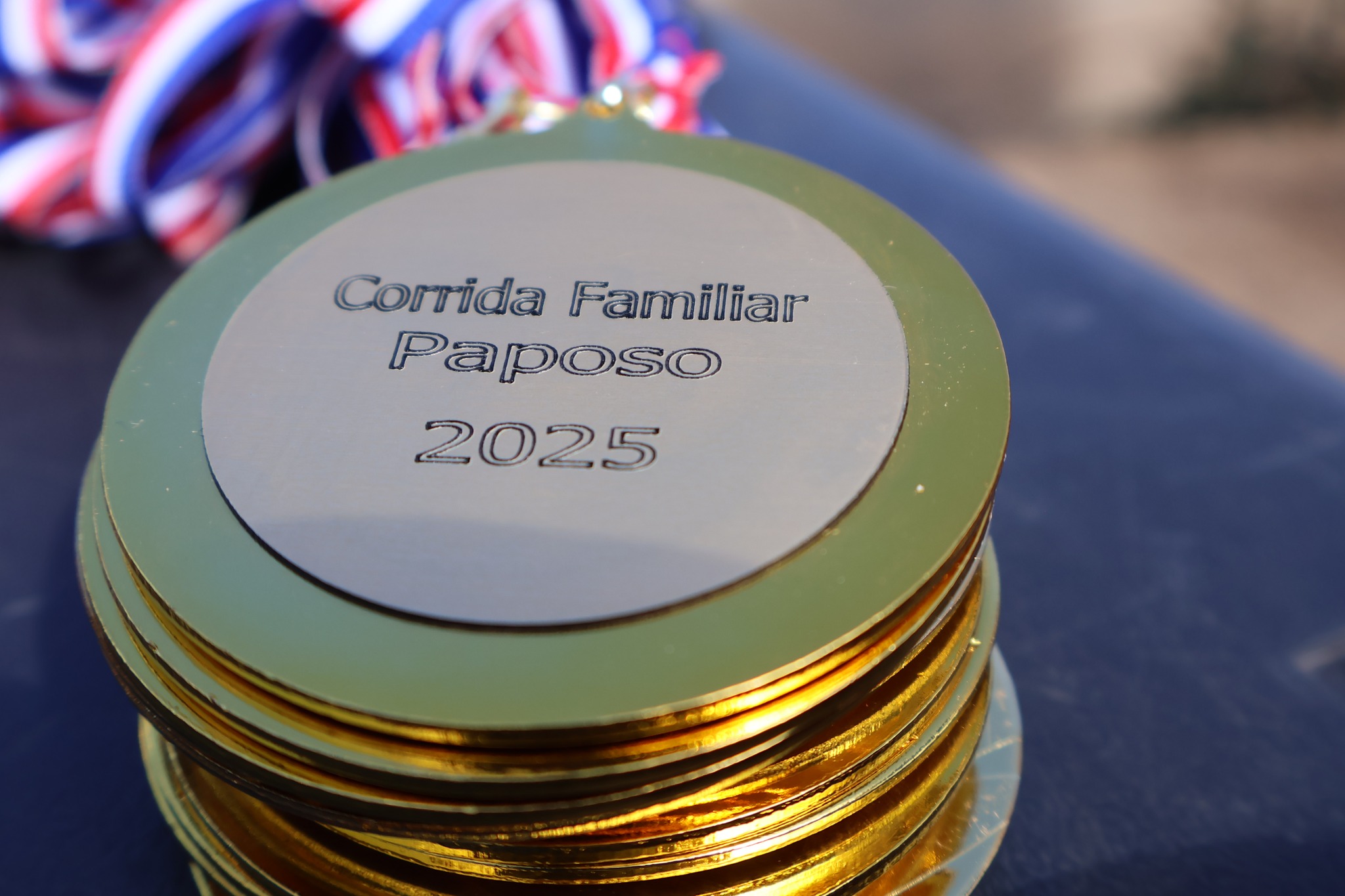 Medallas doradas con inscripción “Corrida Familiar Paposo 2025” listas para premiar a los participantes del evento deportivo organizado por la Municipalidad de Taltal.