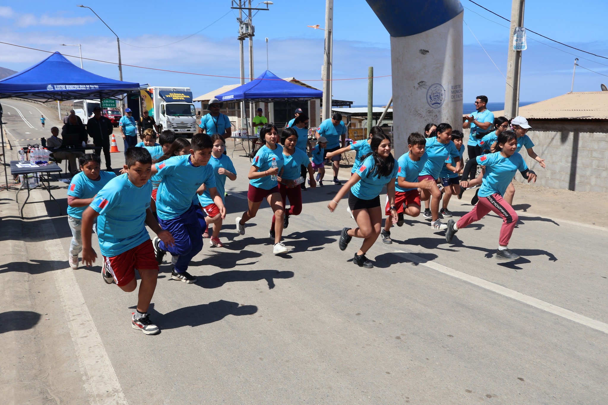 Competidores juveniles inician la carrera en la línea de partida durante la Corrida Familiar de Paposo 2025, organizada por la Municipalidad de Taltal.