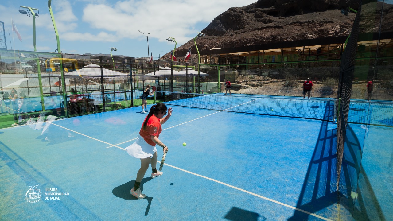Vista general del campeonato solidario de pádel en Caleta Hueso, Taltal.