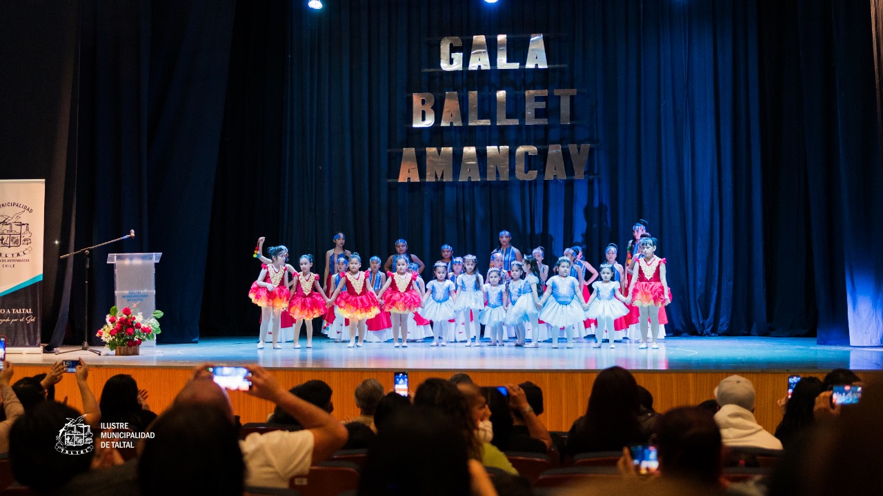 Niñas del Taller Municipal de Baby Ballet presentan coreografía sobre el escenario durante la Gala Ballet Amancay en Taltal.