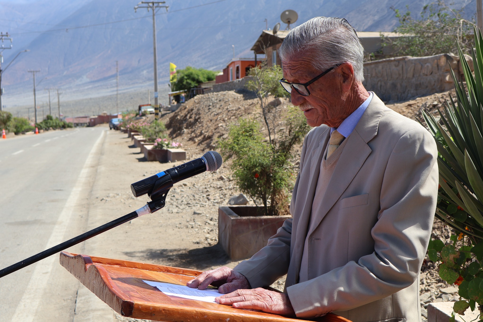 Alcalde Mario Acuña Villalobos entrega palabras inaugurales durante la apertura de la Corrida Familiar de Paposo 2025.