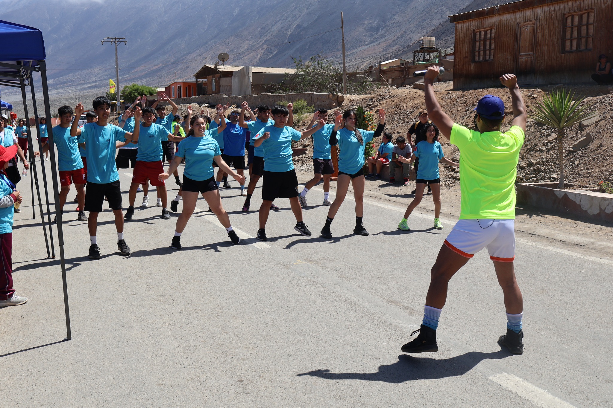 Grupo juvenil participa en la sesión de zumba previa a la Corrida Familiar de Paposo 2025, animada por monitores deportivos.