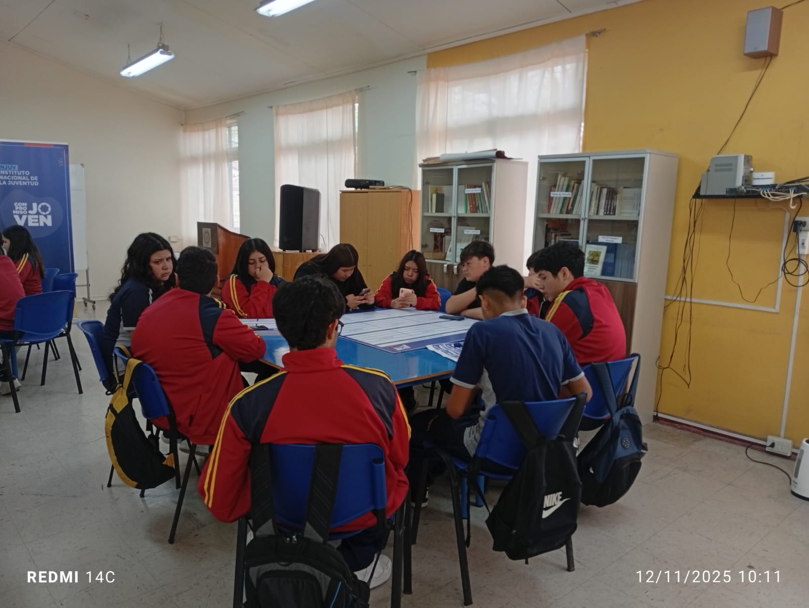 Estudiantes del Liceo Politécnico José Miguel Quiroz participando en dinámica de diagnóstico juvenil durante la campaña Compromiso Joven en Taltal.
