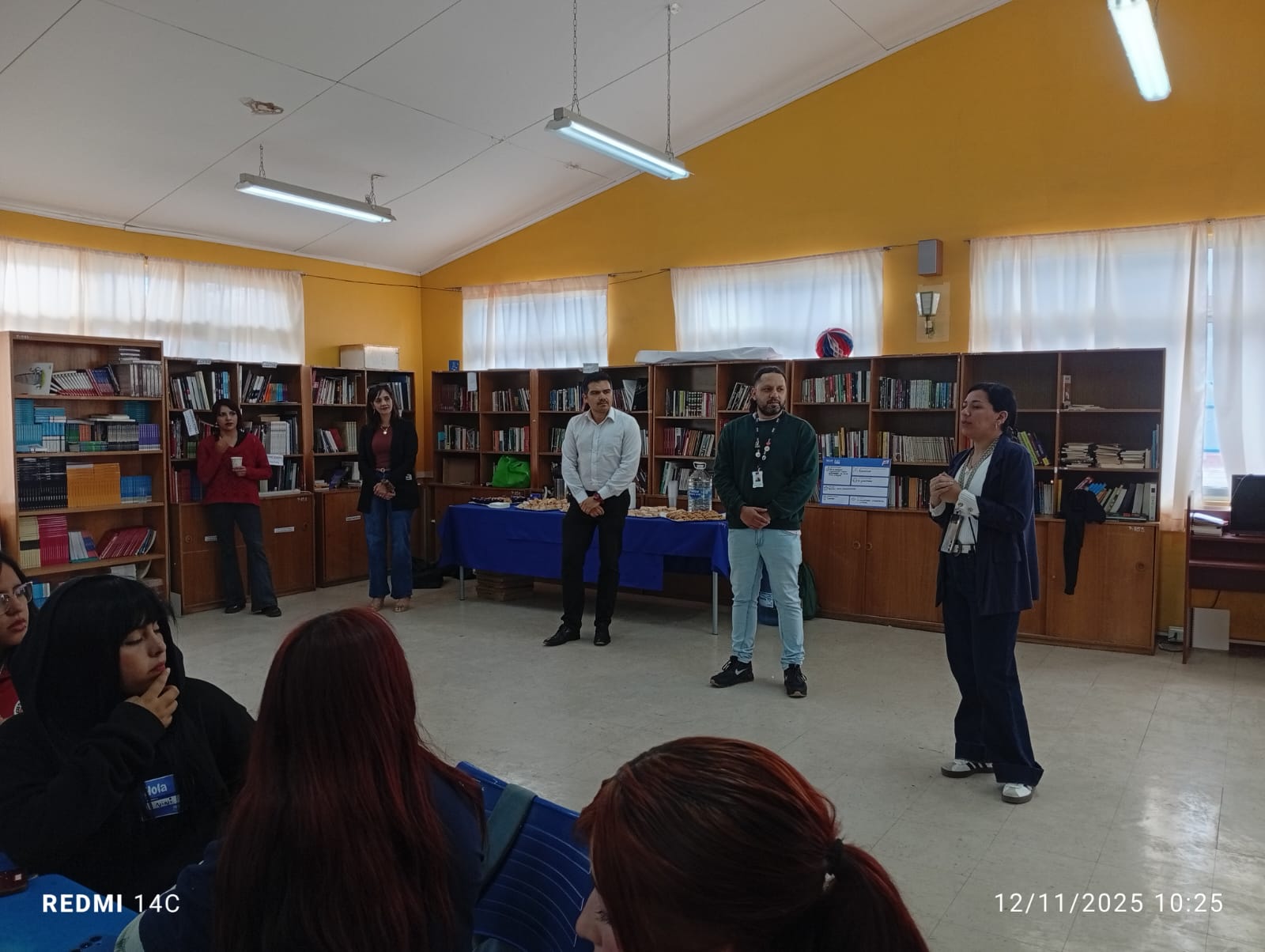 Equipo INJUV y Municipalidad de Taltal encabezando jornada participativa del programa Compromiso Joven en el Liceo Politécnico José Miguel Quiroz.