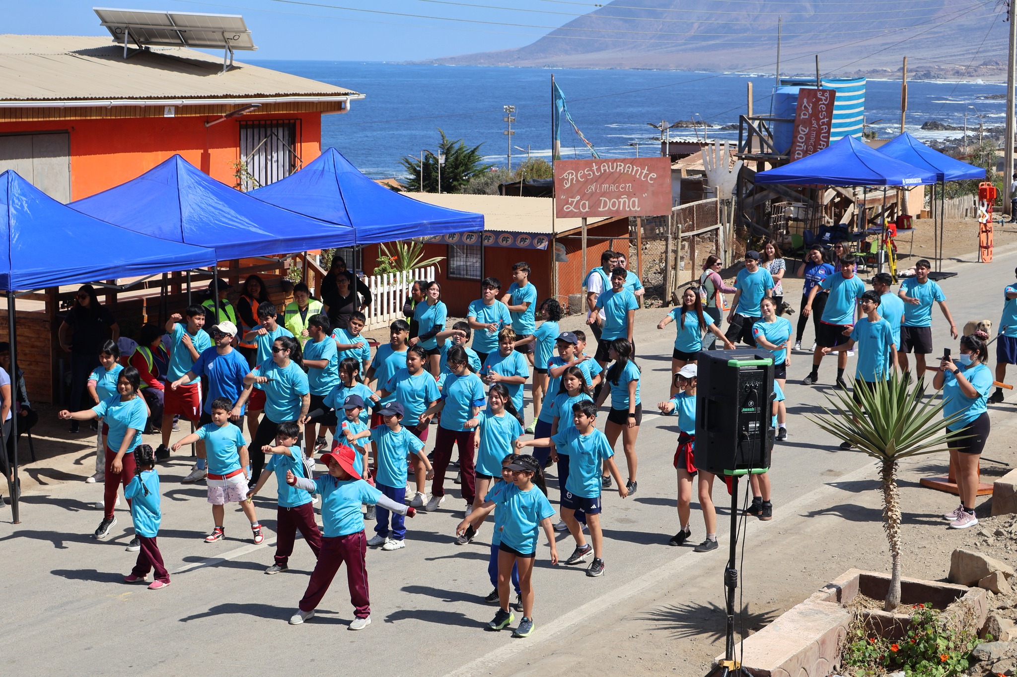 Vista panorámica del evento deportivo Corrida Familiar Paposo 2025, con mar de fondo y gran convocatoria comunitaria.
