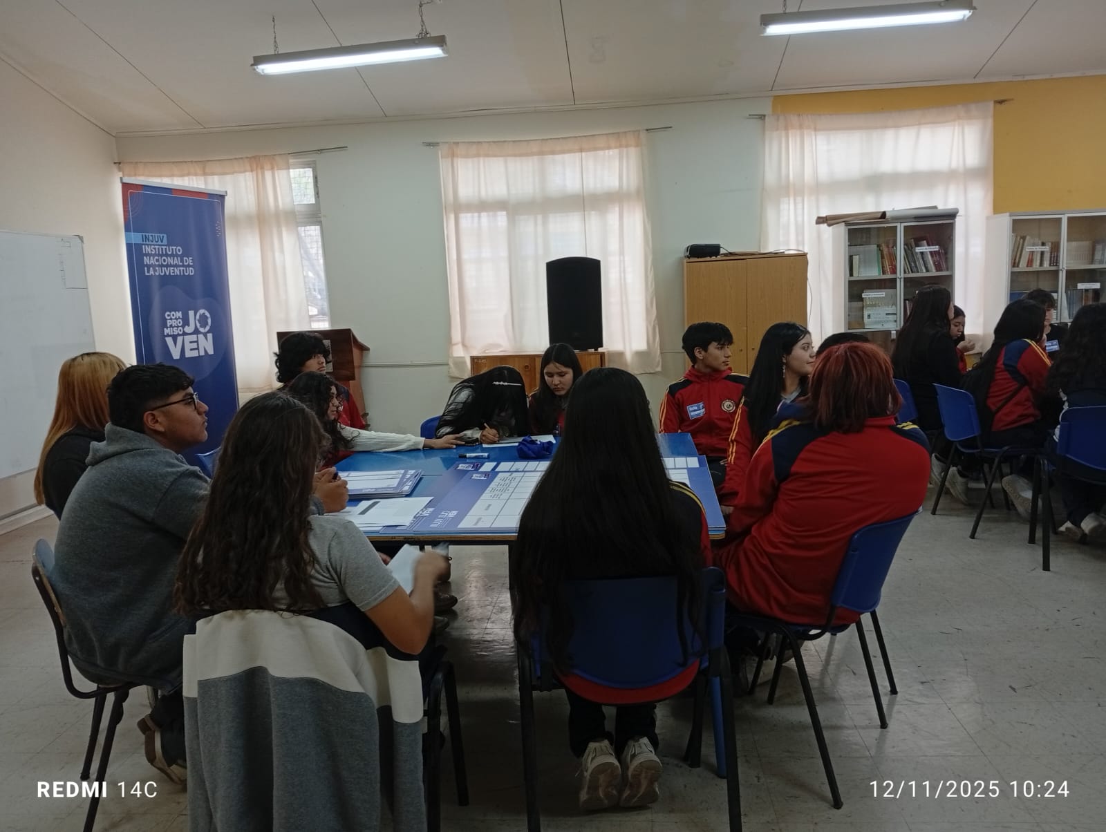 Jóvenes de Taltal desarrollando actividades de diagnóstico participativo junto al INJUV en el marco de la campaña Compromiso Joven 2025.
