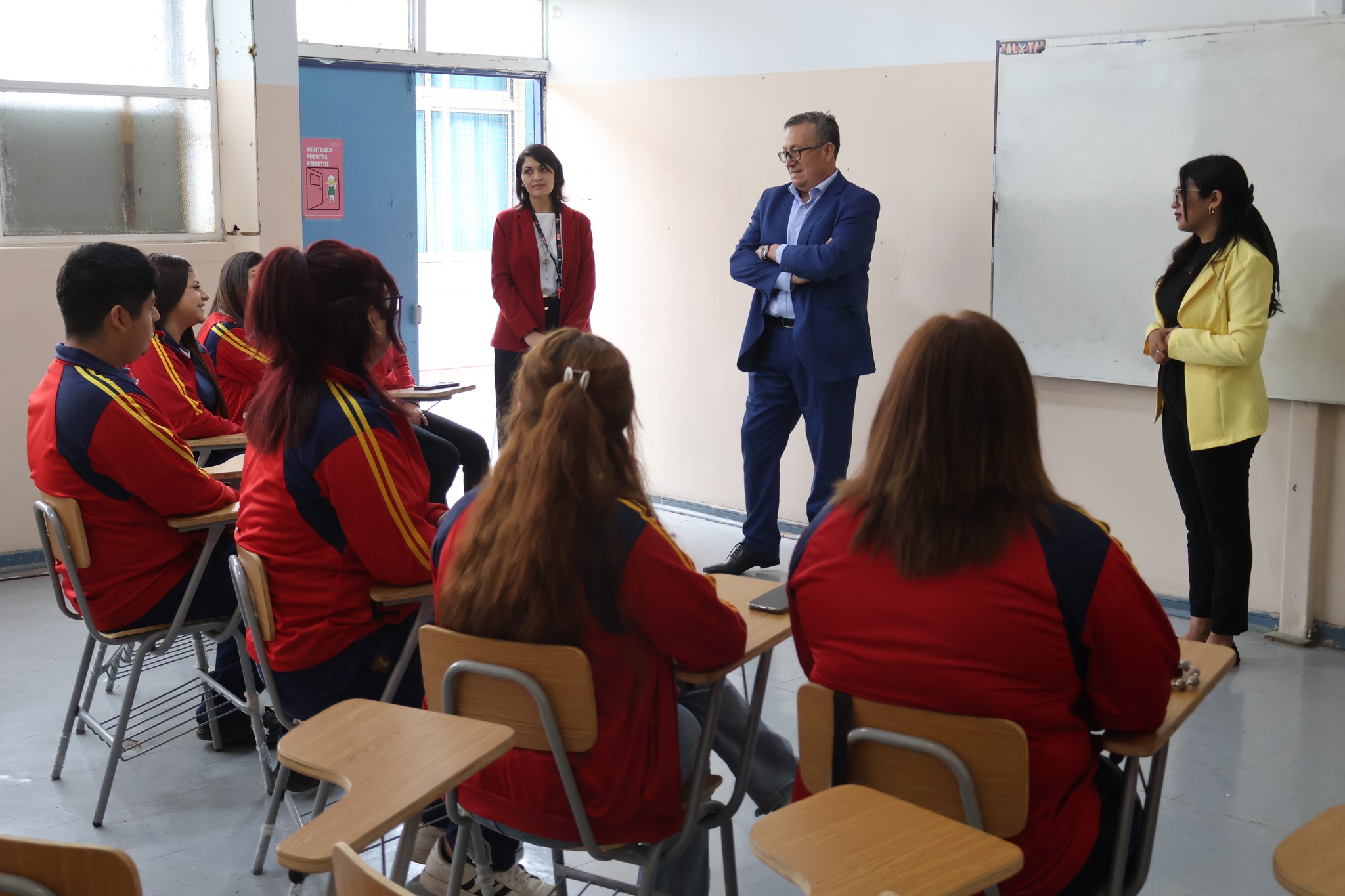 Personal municipal de Taltal realiza entrevistas a estudiantes del Liceo Politécnico José Miguel Quiroz que iniciarán su práctica profesional.